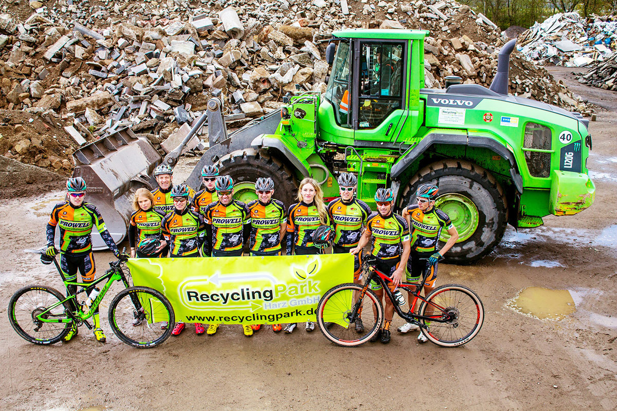Gruppe von Radfahrern auf dem Recycling-Park Gelände